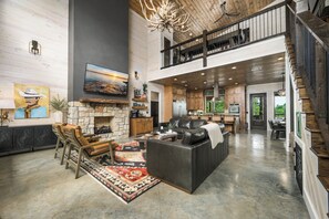 TV connectée, cheminée, jeux vidéo, table de tennis de table