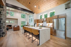 Køleskab, mikrobølgeovn, ovn, kogeplade