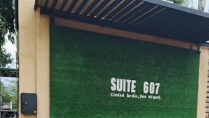 Vihreä ovi, jossa lukee: ”SUITE 607 Ciudad Jardín, San Miguel”.