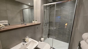 Secador de cabelo, toalhas de banho, sabonete, papel higiênico