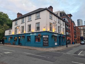 Exterior - Elegant City-Centre Retreat | 2BD 2BA w/ Juliet Balcony & Modern Comforts (Salford)