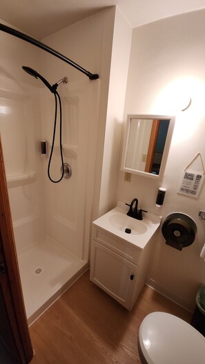 Habitación Deluxe doble, no fumadores, Se admiten mascotas | Baño | Ducha, secador de pelo, toallas y jabón