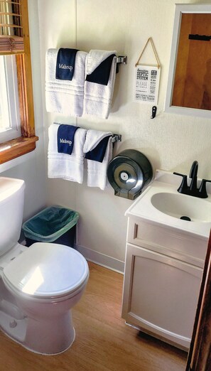 Deluxe Double Room, Non Smoking, Pets Allowed | Bathroom | Shower, hair dryer, towels, soap - Maple Grove Lodging (Finland)