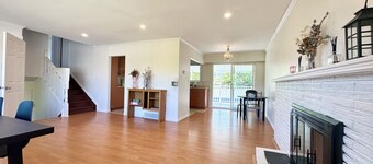 Large House 5 Bedrooms with Kitchen & Laundry Near YVR Airport & Transit