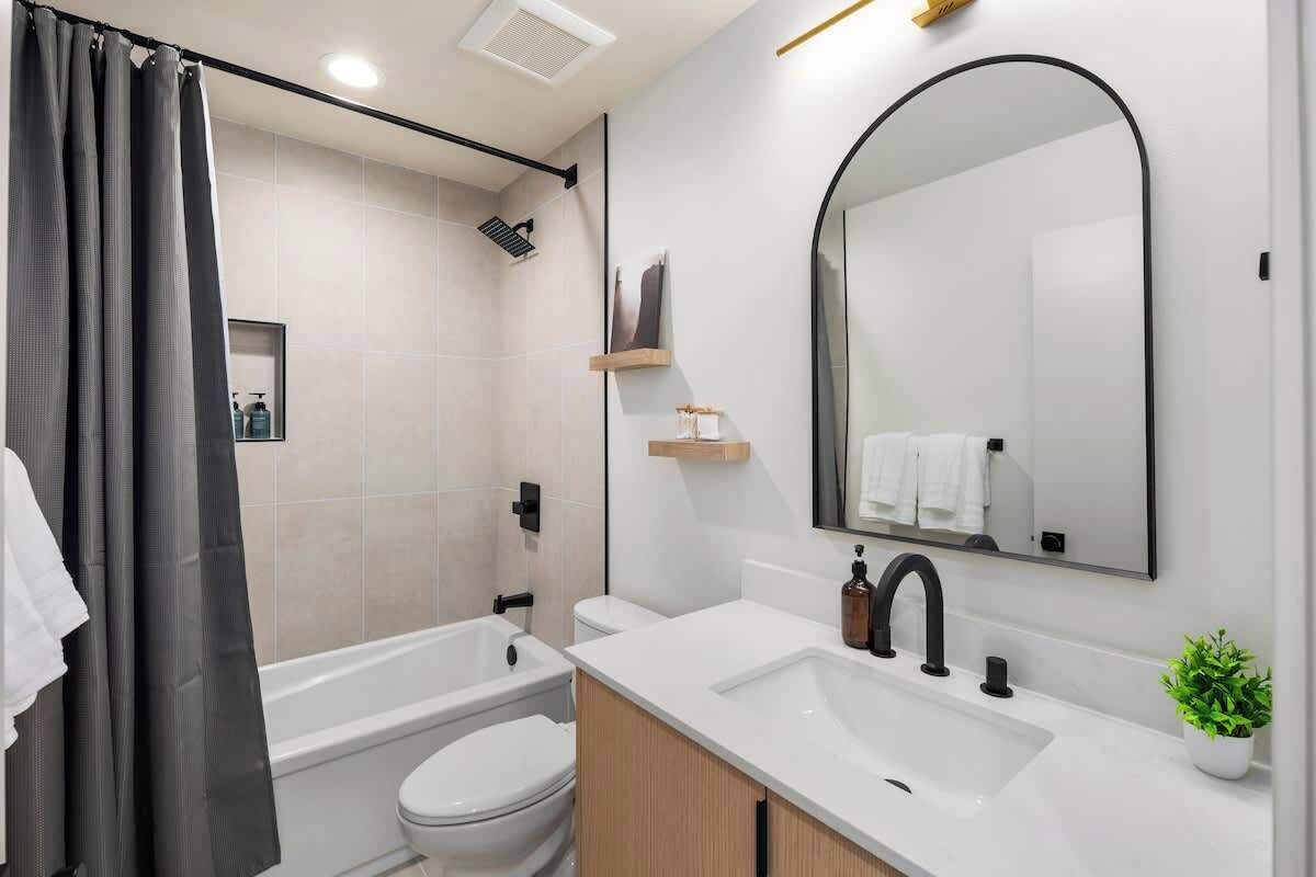 Douche, séchoir à cheveux, serviettes fournies