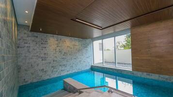 Piscina interna, piscina aquecida