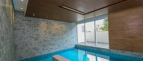 屋内プール、温水プール