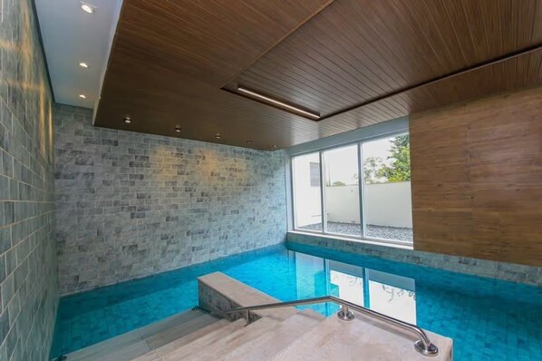 屋内プール、温水プール