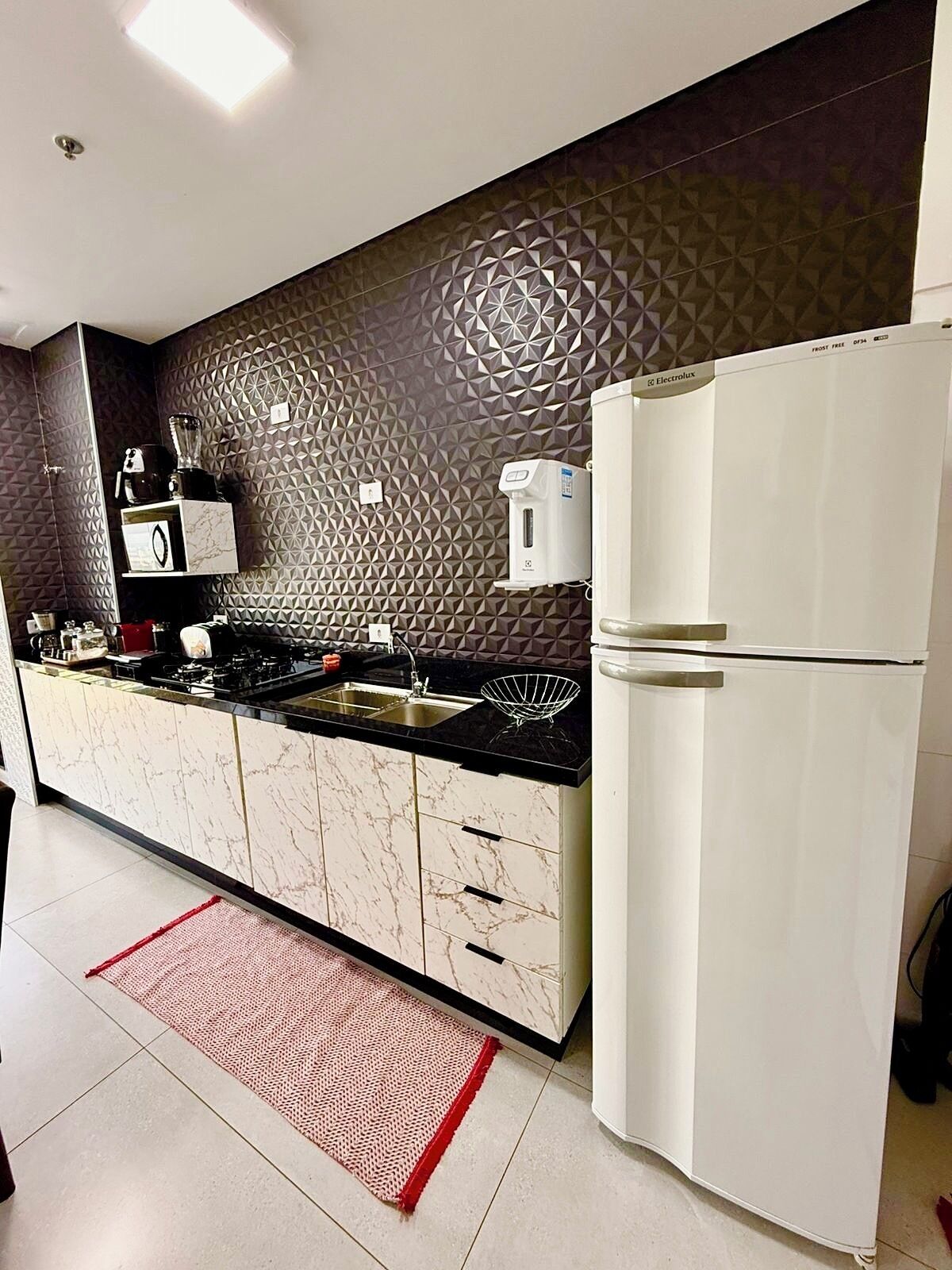 Jääkaappi, mikroaaltouuni, uuni, liesi