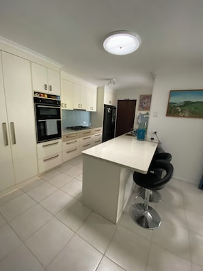 Micro-ondes, four, plaque de cuisson, lave-vaisselle