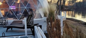 Lakefront romantic getaway with hot tub