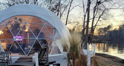 Lakefront romantic getaway with hot tub