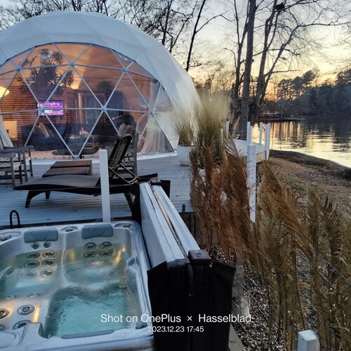 Lakefront romantic getaway with hot tub