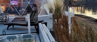 Lakefront romantic getaway with hot tub