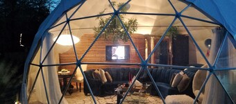 Lakefront romantic getaway with hot tub