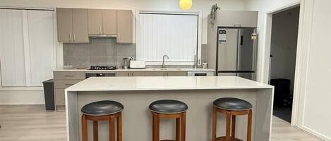 Refrigerador, microondas, horno, placa de cocina