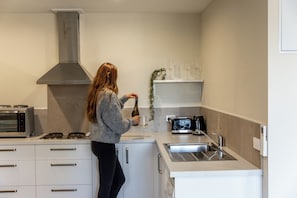 Een koelkast, een microgolfoven, een oven, een kookplaat