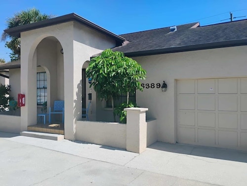 2BR Near Siesta Key Beach Walk to Gulf Gate  Best Location, Walk everywhere