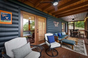 Outdoor dining - Cavalier Cabin - Pet Friendly | Hot Tub | Mountain View | Game Room (Blue Ridge)