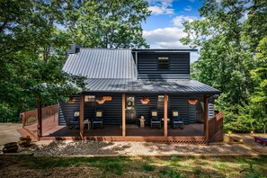 Exterior - Cavalier Cabin - Pet Friendly | Hot Tub | Mountain View | Game Room (Blue Ridge)
