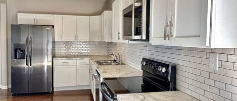 Mikrovågsugn, ugn, spishäll och diskmaskin