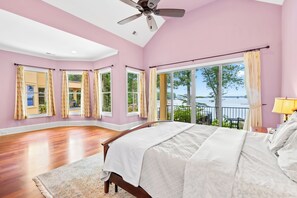 6 bedrooms, desk, iron/ironing board, travel cot - Oasis@LKN - dock, pool, hot tub, chef-kitchen, firepit, Rec-room, 20min to CLT (Huntersville)