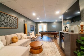 TV connectée, cheminée, jeux vidéo, livres