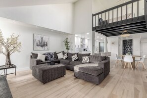 スマートテレビ、暖炉、書庫、PC モニター