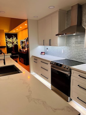 Micro-ondes, four, plaque de cuisson, lave-vaisselle