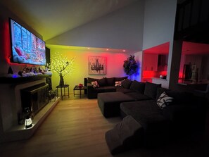 Smart-tv, eldstad, böcker och datorskärmar