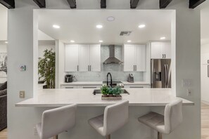 Mikrovågsugn, ugn, spishäll och diskmaskin