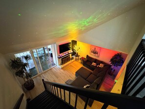 TV, fireplace
