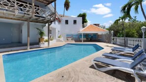 Una piscina al aire libre