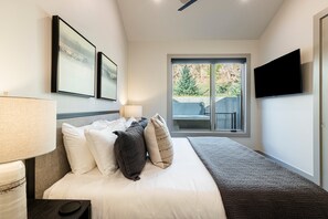 5 bedrooms, iron/ironing board, free WiFi, bed sheets