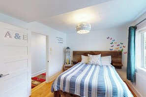 5 bedrooms, iron/ironing board, free WiFi, bed sheets