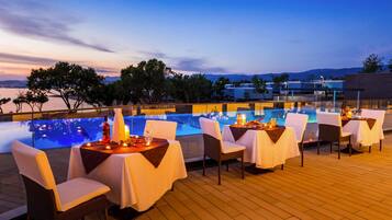 Mobile Home | Outdoor dining