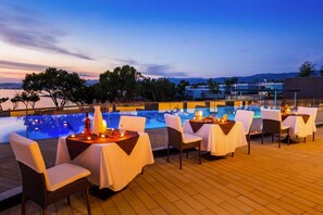 Mobile Home | Outdoor dining