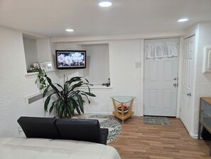1 dormitorio, tabla de planchar con plancha, wifi y ropa de cama
