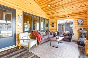 Smart TV - Queensway - 3BR Dog-Friendly Lakefront Stay (Nekoosa)