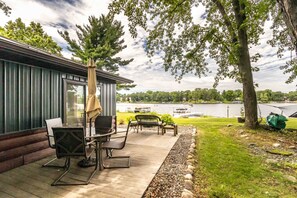 Outdoor dining - Queensway - 3BR Dog-Friendly Lakefront Stay (Nekoosa)