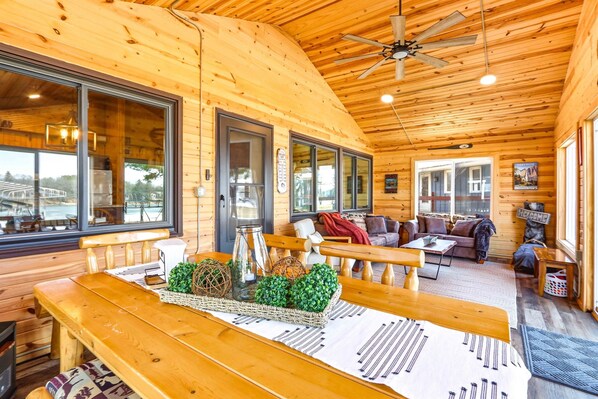 Interior - Queensway - 3BR Dog-Friendly Lakefront Stay (Nekoosa)