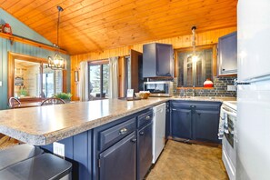 Fridge, microwave, oven, stovetop - Queensway - 3BR Dog-Friendly Lakefront Stay (Nekoosa)