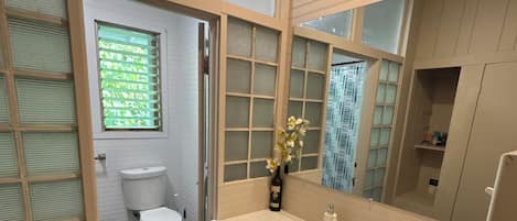 シャワー、タオル、石鹸、トイレットペーパー