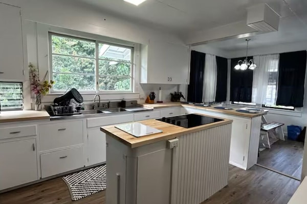 Kylskåp, mikrovågsugn, ugn och spishäll