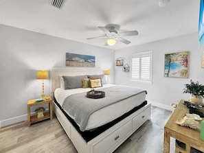 2 bedrooms, iron/ironing board, WiFi, bed sheets - Tipsy Turtle! Bring Your Boat to the Beach! (Destin)