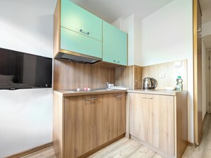Kühlschrank, Herdplatte, Toaster