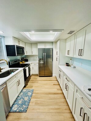 Microwave, oven, stovetop, dishwasher - Steps to the beach! Cozy 3-bedroom condo with in charming New Smyrna Beach (New Smyrna Beach)