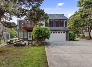 Outdoor dining - Bandon Seaside Escape (Bandon)