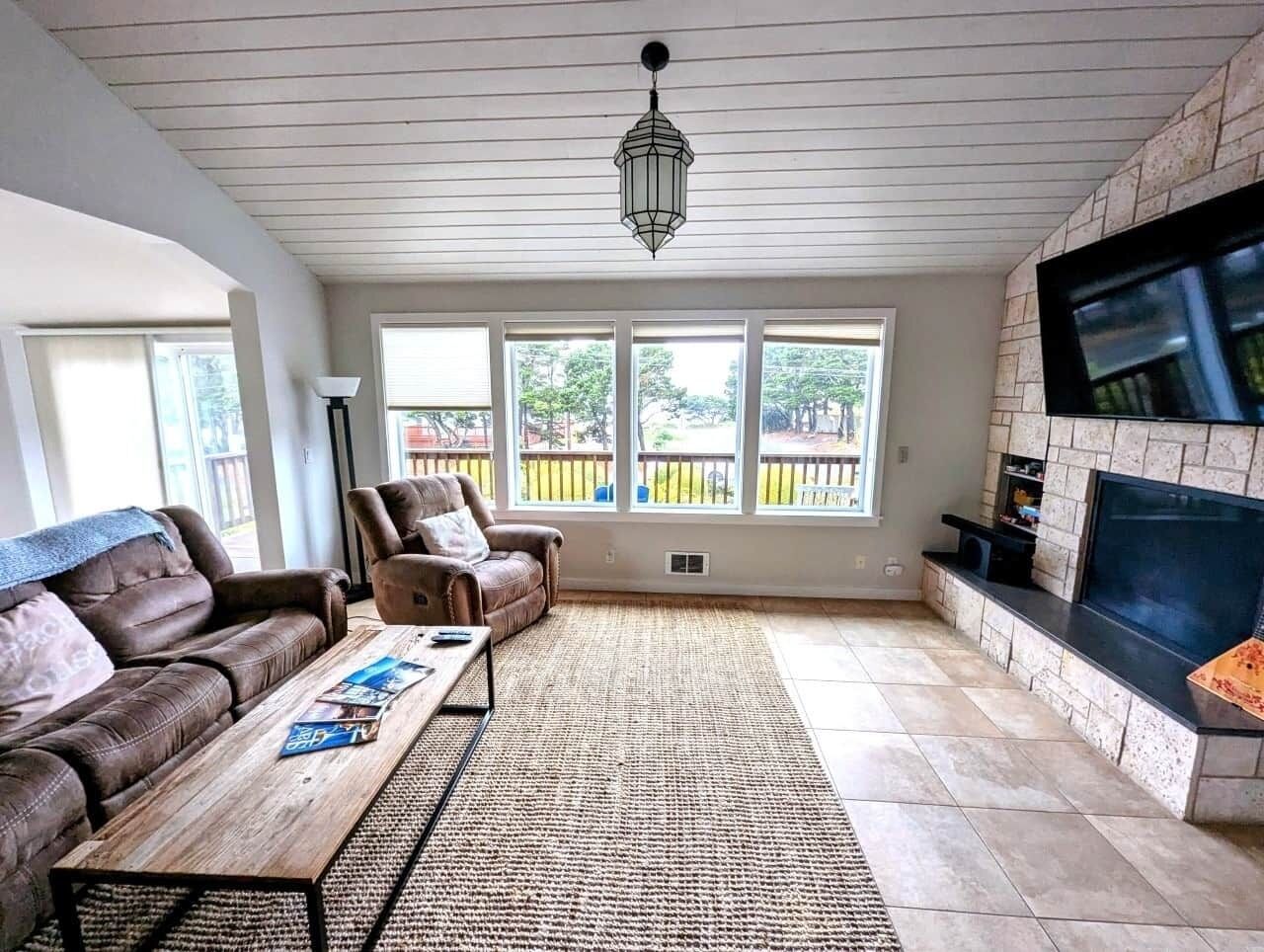 Smart-TV, peis, DVD-spiller og bøker