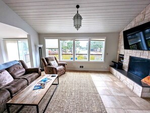 Smart-TV, Kamin, DVD-Player, Bücher